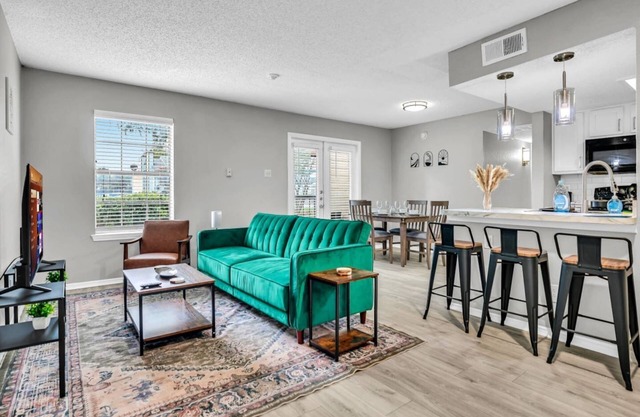Cozy Brand New Studio · 1 Bath + Gym 604