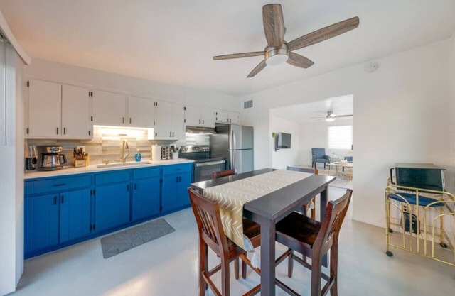 Cozy & Bright/Spotless/2 BR 1 BA/Central