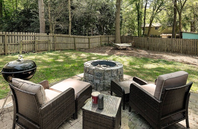 Cozy Budget-Friendly 3B Home - Backyard w/Firepit