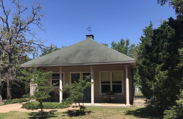Cozy Bungalow minutes from A & M
