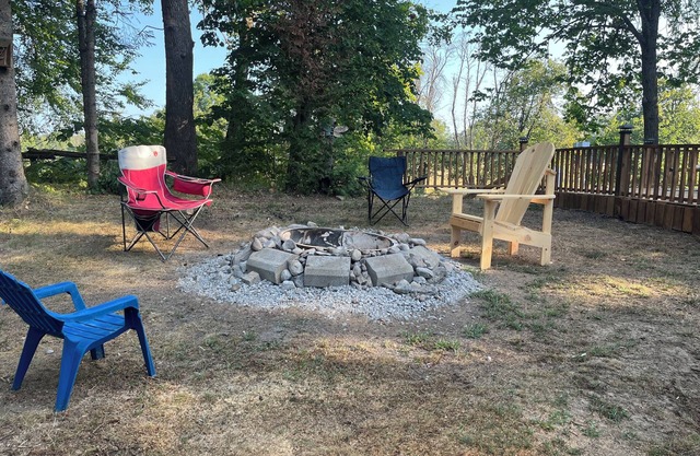 Cozy Burnt Riverfront Retreat