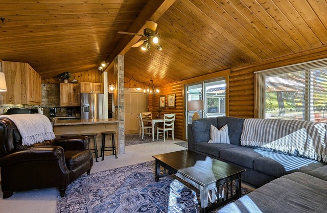 Cozy cabin close-in to Breezy Point, restaurants and Golf in Pequot Lakes