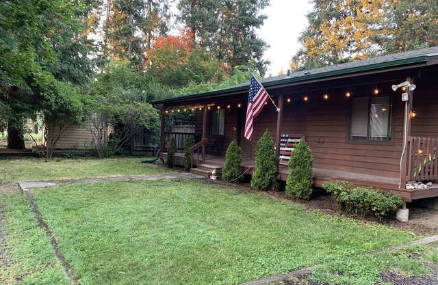 Cozy Cabin conveniently located minutes from Downtown Coeur d'alene ID