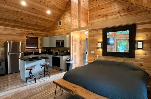 Cozy Cabin for up to 6 guests - Hocking Hills - Hot Tub - Fire Ring - Wifi