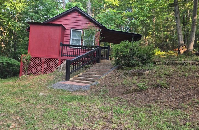 Cozy cabin in peaceful Ellijay with WiFi, AC