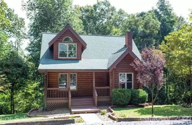 Cozy cabin in private gated community with Hot Tub!