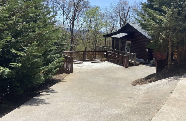 Cozy Cabin in the Woods/ Pet Friendly