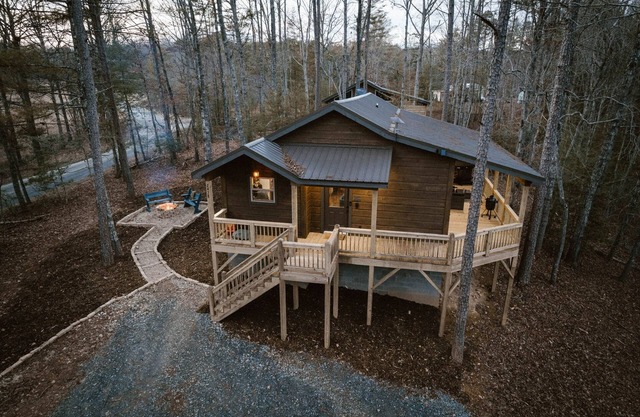 Cozy Cabin King Suite, Hot tub, Gas Fireplace, Fire Pit, Grill & Games