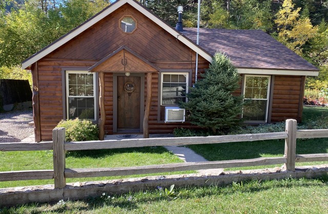 Cozy Cabin located in the heart of the Black Hills, but close to Deadwood & Lead