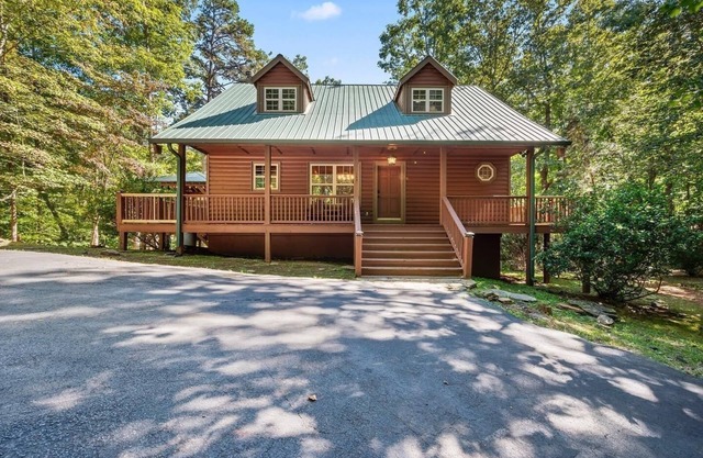 Cozy Cabin Near Helen + Hot Tub + Fire Pit + Game Room + More