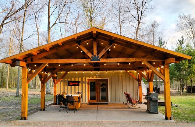 Cozy cabin offers four seasons of fun! Recreate & relax on Mystery Lake!