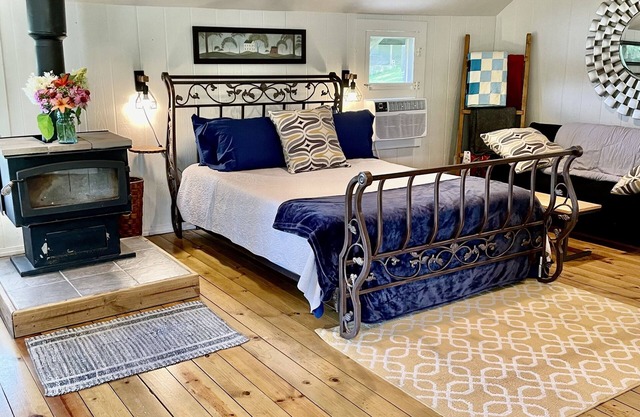 Cozy cabin on the river! Pet friendly!