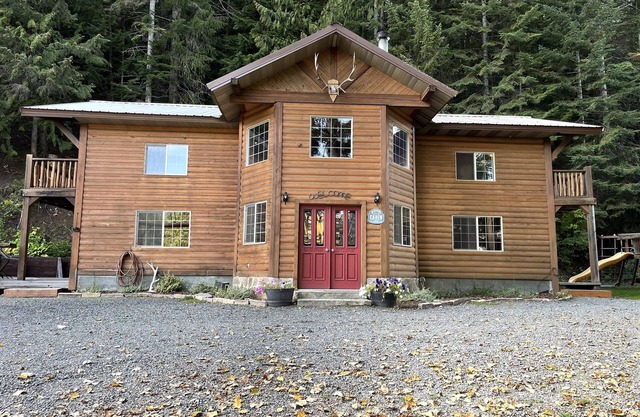 Cozy Cabin on the “Shadowy St Joe”