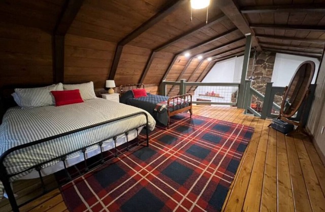 Cozy Cabin -Rock Fireplace - Great sunset views - 5 State Parks w/in hour