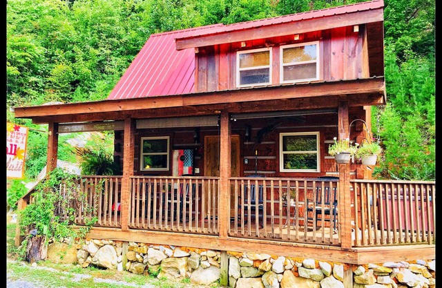 Cozy Cabin Tucked Away on the Mountain Side, Pet Friendly, Hot Tub, Lovely Views