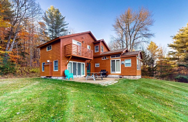 Cozy cabin w/mountain view, close to skiing, dog friendly, firepit, deck, wifi
