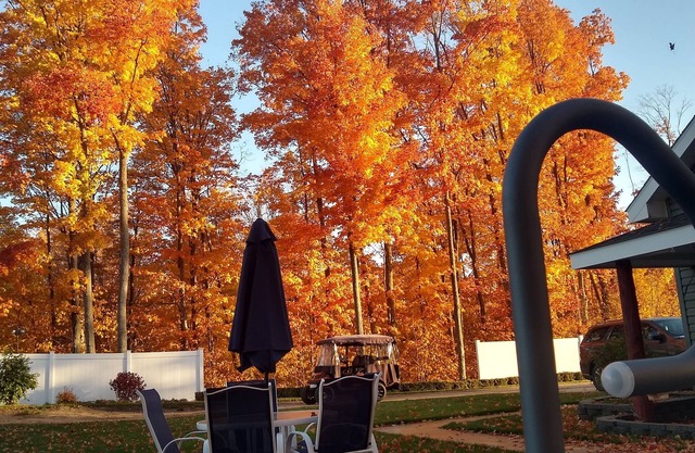 Cozy cabin-WIFI & outdoor hot tub, Close to Boyne Mt & great for snowmobiling