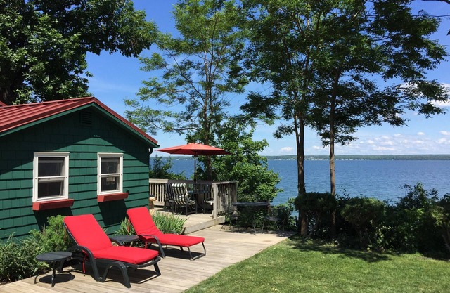 Cozy Cabin With 165 Ft Beach and wood-fired hot tub! Center of FLX wine country!