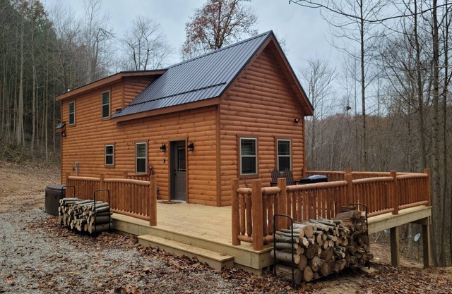 Cozy cabin with hot tub and fire pit in the heart of hocking hills