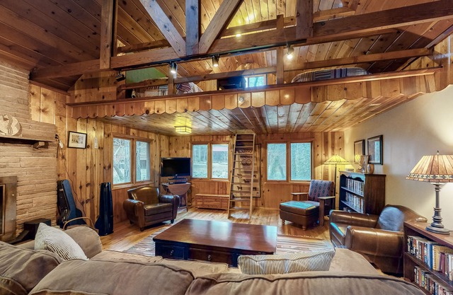 Cozy cabin with lofts, high-speed WiFi, Wii & deck