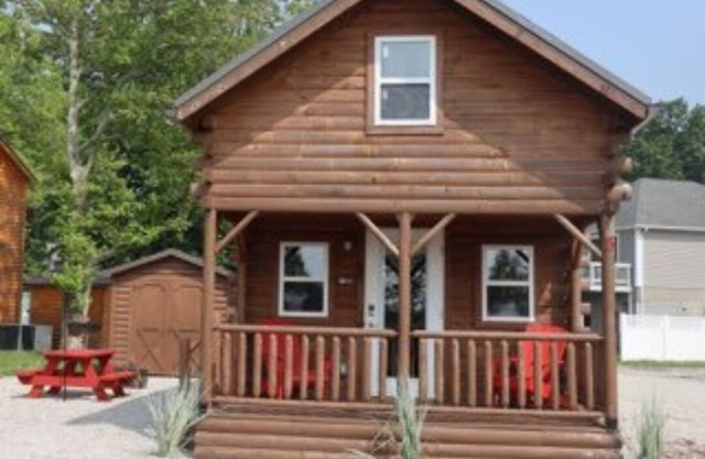 Cozy cabin with views of Lake Erie and colorful sunsets!