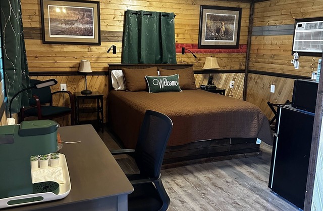 Cozy cabins on beautiful Horseshoe Lake