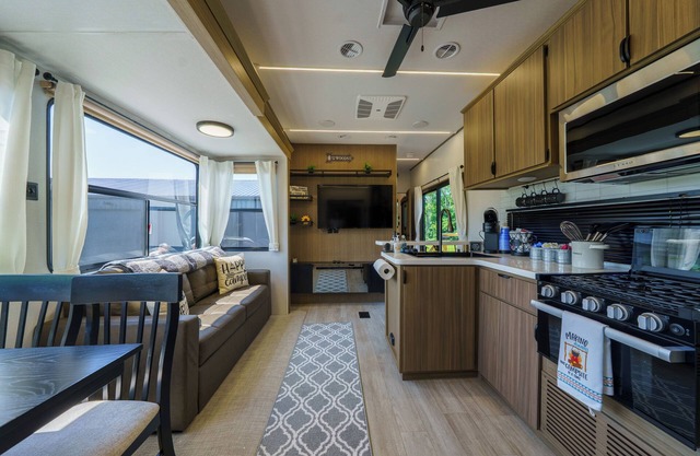 Cozy Camper Getaway 4 minutes to WEC!