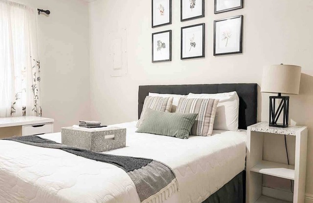 Cozy Canopy Cottage tucked away - East Tallahassee