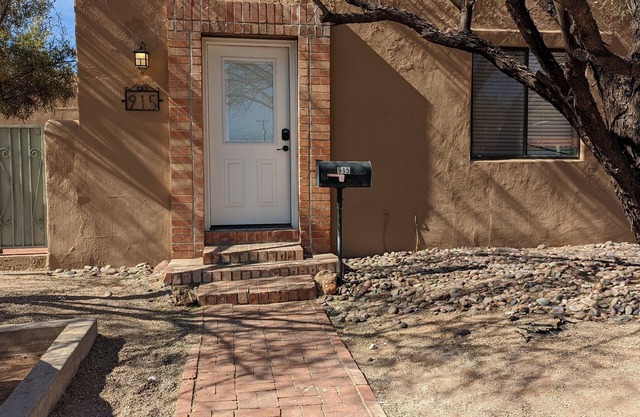 Cozy Casita, 1BR, Parking, AC, All new remodel, 3 short blocks to UA