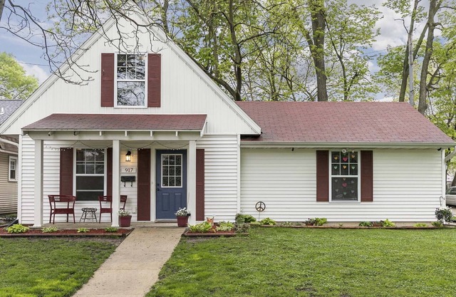Cozy Cedar Rapids Pad - 2 Blocks to Mercy Care!