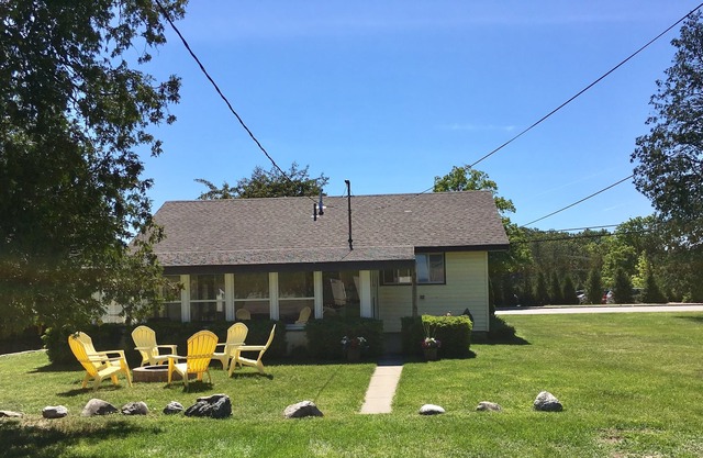 Cozy- Center St. Beulah, MI- Sleeps 5