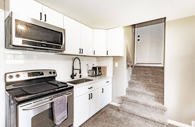 Cozy Central Home w/Pikes Peak View & Fireplace. Hiking & Biking Galore!