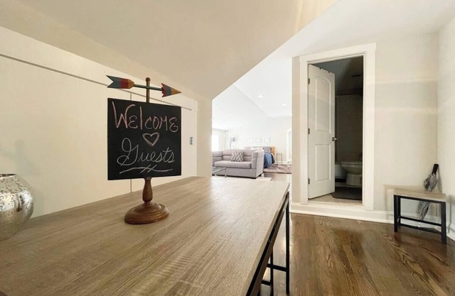 Cozy, Central, & Walkable Dreams Studio in Midtown - near shops and restaurants!