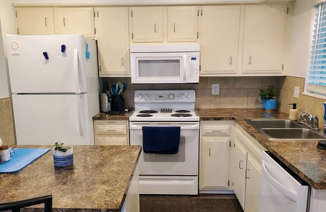 Cozy centrally located upper level apartment/condo