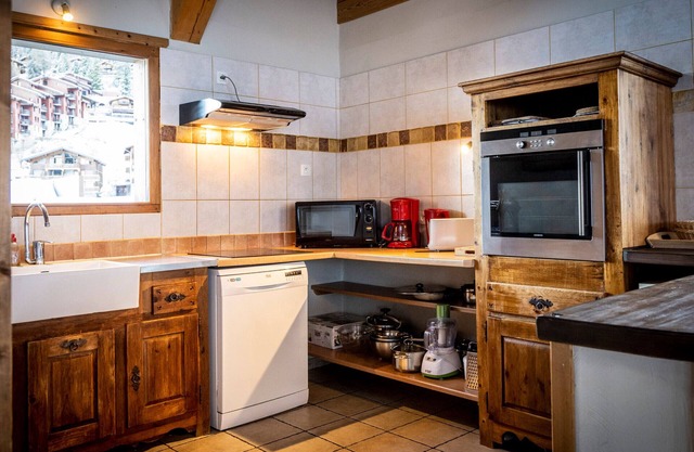 Cozy chalet with jacuzzi, sauna, and wifi, near the slopes