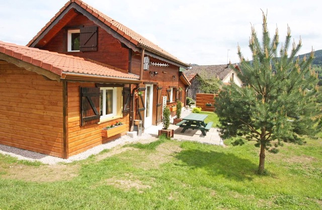 Cozy Chalet by the Stream: Terrace, BBQ, Near Skiing & Cycling Paths, Pet Friendly