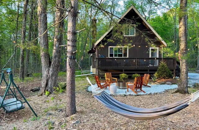 Cozy Chalet in Lake Community, Pocono Mountains, w/Hot Tub