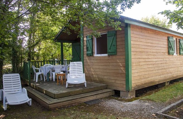 Cozy chalet with terrace for 2 in Naucelle