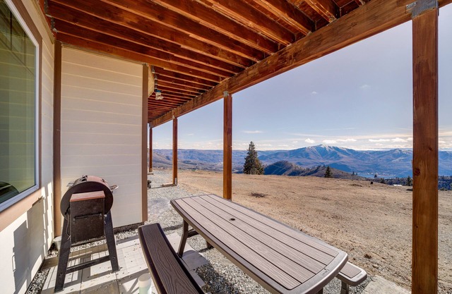 Cozy Chelan Apartment w/Epic Mountain Views!