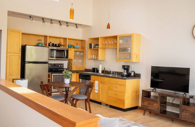 Cozy Chic Townhome Close to Hospitals & City Life