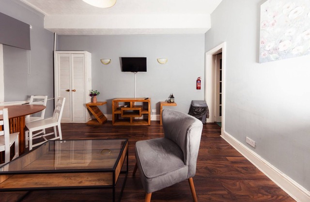 Cozy City Centre 1 Bedroom Apt by the Meadows! 8