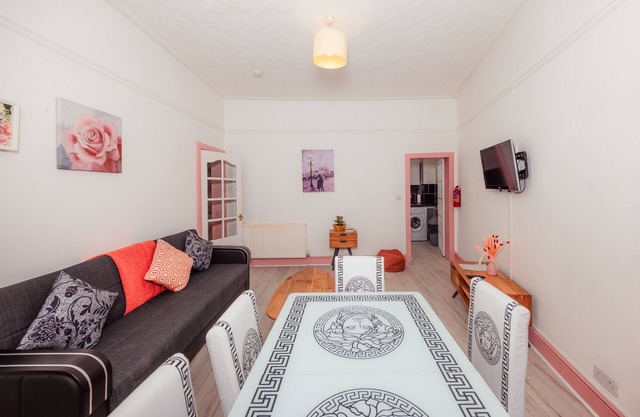 Cozy City Centre 1 Bedroom Apt by the Meadows! 11