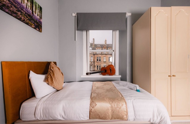 Cozy City Centre 2 Bedroom Apt by the Meadows! 9