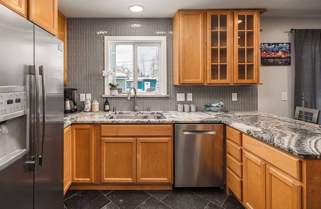 Cozy City Stay - 3bdrm near Airport