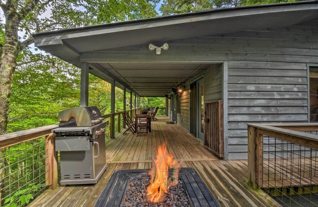 Cozy Clayton Cabin w/Deck & Mountain Views!