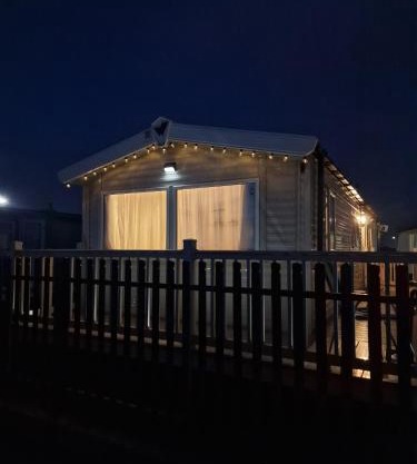 Cozy Coastal caravan Retreat in Rhyl