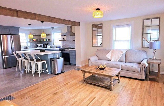 Cozy Coastal Cottage New London