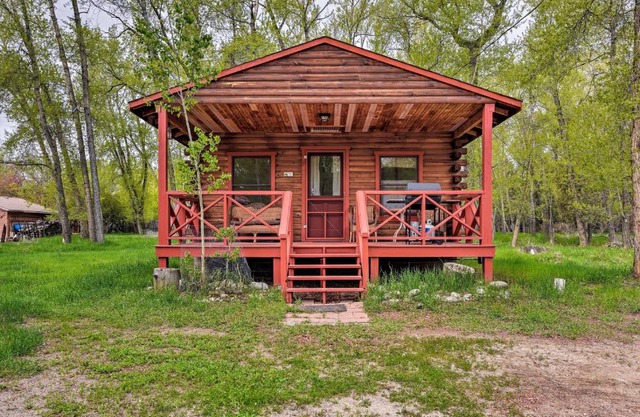 Cozy Colorado Cabin with Deck, Grill and River Access!
