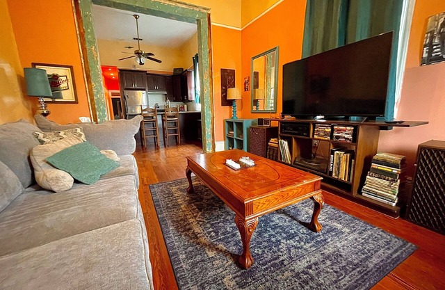 Cozy & Colorful Creole Cottage - 13 minutes to SuperDome