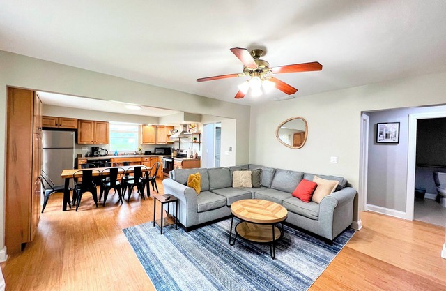 Cozy & comfortable - Stylishly decorated & close to everything!